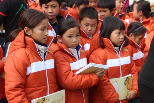 Nét mặt rạng ngời của các em học sinh khi được tặng áo ấm, sách vở.